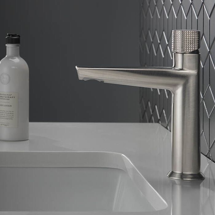 Delta Galeon brushed nickel single hole faucet with knurled handle and undermount sink